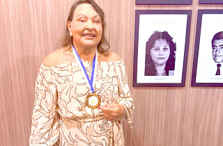 Odete Domingues recebe medalha de Honra aoMérito pelo desempenhocomodeputada estadual constituinte