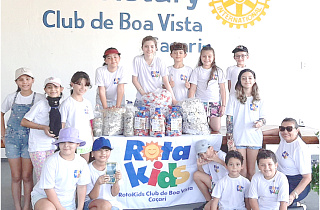 Os rotakidianos mostram os milhares de lacres e tampinhas arrecadados durante a campanha de reciclagem