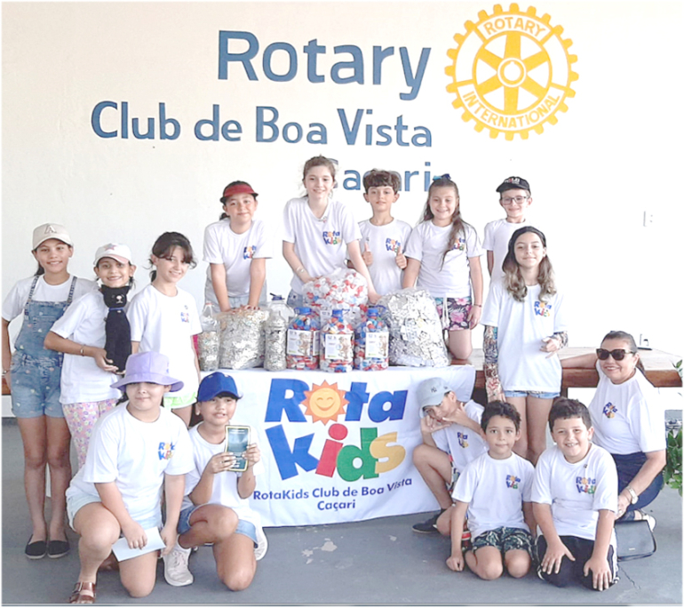 Os rotakidianos mostram os milhares de lacres e tampinhas arrecadados durante a campanha de reciclagem