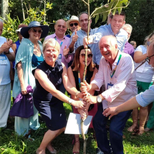 A presidente mundial do Rotary, Jennifer Jones, plantou muda de árvore no Jardim Botânico do Rio de Janeiro