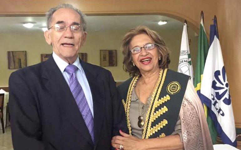 COMEMORAÇÃO - Ana Teresa Medeiros festeja a eleição do marido, Tarcízio, para a Academia de Letras de Brasília 