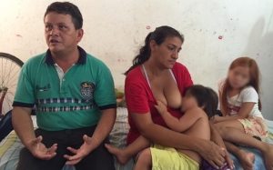 Na humilde residência: Fábio, a esposa e dois de seus filhos