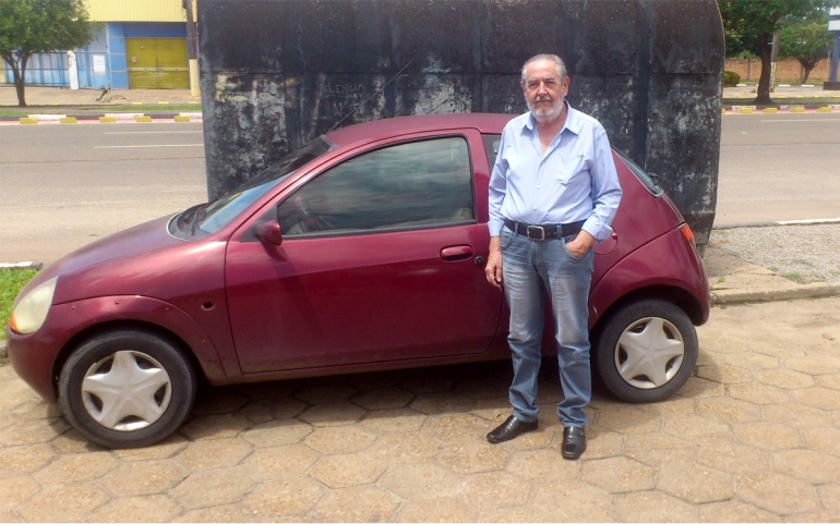 Como fiel depositário, Carlos Eduardo Levischi usa surrado Ford KA, modelo 2000, com mandado de penhora, para locomover-se