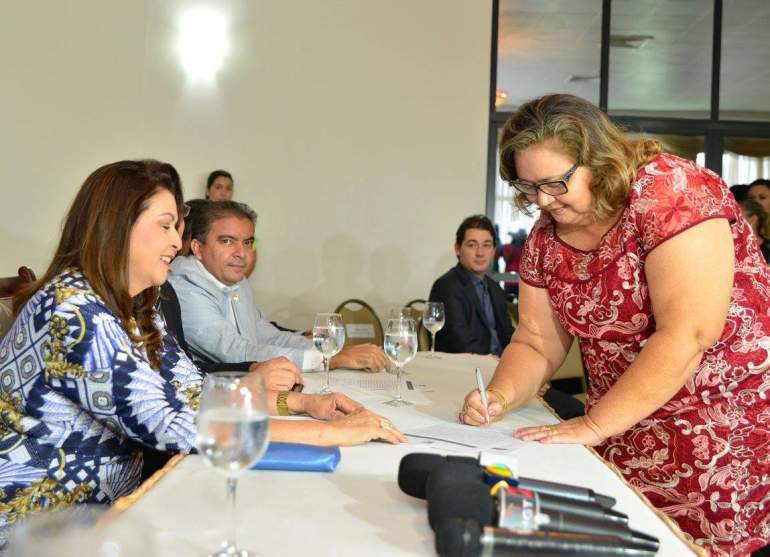 Governadora faz troca-troca e põe irmã na parada