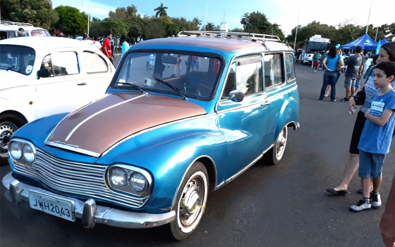 Carros Antigos movimentam Centro Cívico