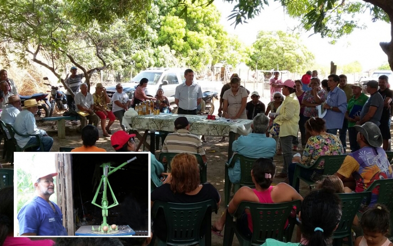 Fórum realizado em Truarua, área rural de Boa Vista. No detalhe, Rosalino Nardete e sua máquina de descascar cocos