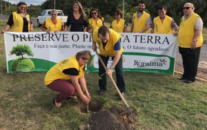 Cuidados com o futuro - Ivete Bragato planta muda de ipê no bosque do Pátio Roraima Shopping