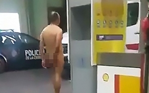 Homem nu, com vibrador entalado pede socorro