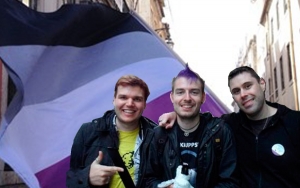 Robin, Thom e Steve - sexo não faz falta pra eles