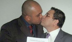 Casal de pastores gays registra a união estável em cartório