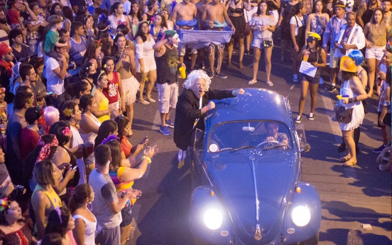 Mujica se supera e arrasta 6 mil pessoas para a avenida
