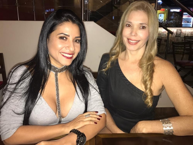 Uma morena e uma loira
