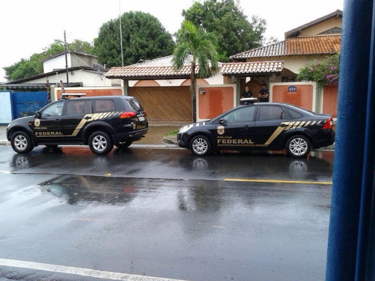 Viaturas e homens da Polícia Federal amanheceram na porta de Neudo Campos