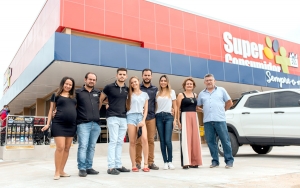 FAMÍLIA SUPERCONSUMIDOR - Gleicyane Ferreira, Joviniano Albuquerque, João Pedro Albuquerque com a namorada Mariana, Neto Ximenes com a namorada Thayná, Claudiene Aragão e Álvaro Ximenes