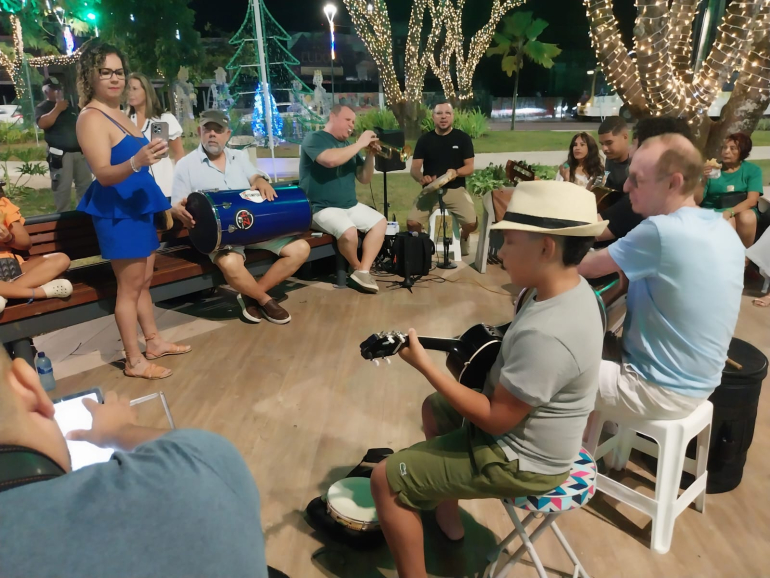 Chorando alto na praça