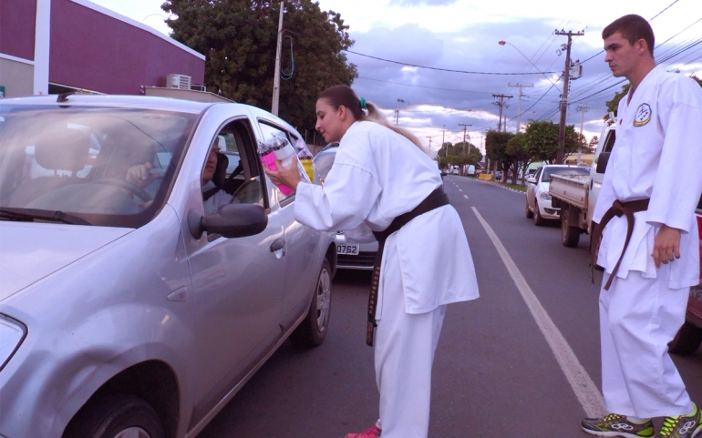 DE SQUEEZY em SQUEEZY caratecas arrecadam fundos para participar de campeonato