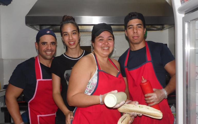 Família oferece boa comida com atendimento de qualidade  