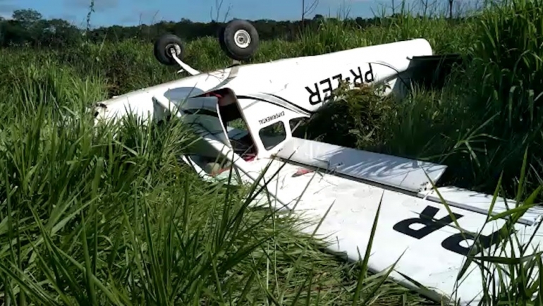 Avião dá cambalhota e entrega o ouro