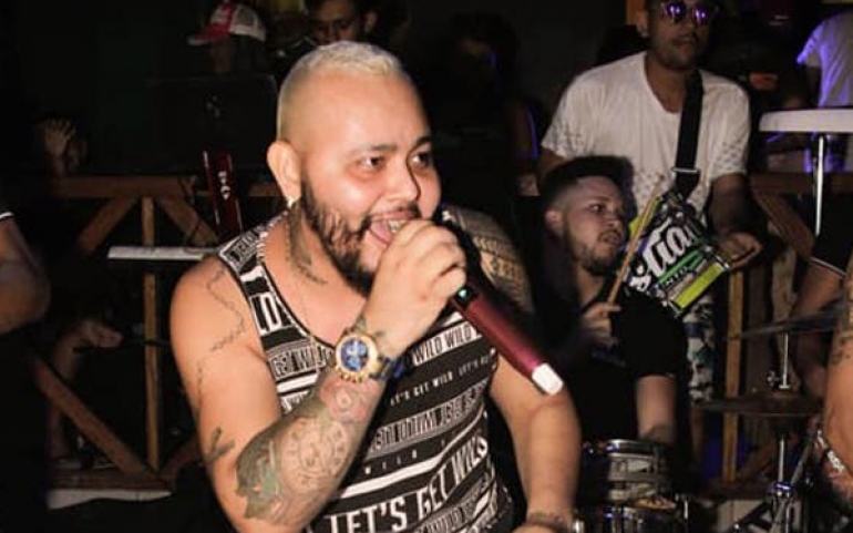 Biell Loop é flagrado em pegada com porco