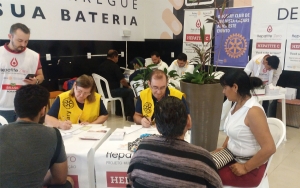 No batente - à esquerda, em pé, o responsável técnico pela campanha, o rotariano farmacêutico Bruno Bragato