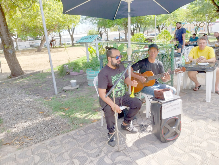 O ditador separa e a música junta
