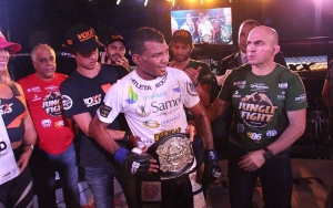 Naldo canta de galo e fatura cinturão MMA