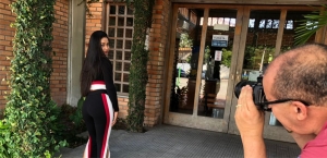 Ex-coroinha trabalha com belas mulheres
