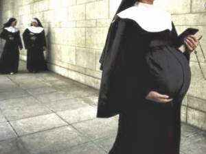 Freira reclama de dor de barriga e sai de hospital com filho nos braços