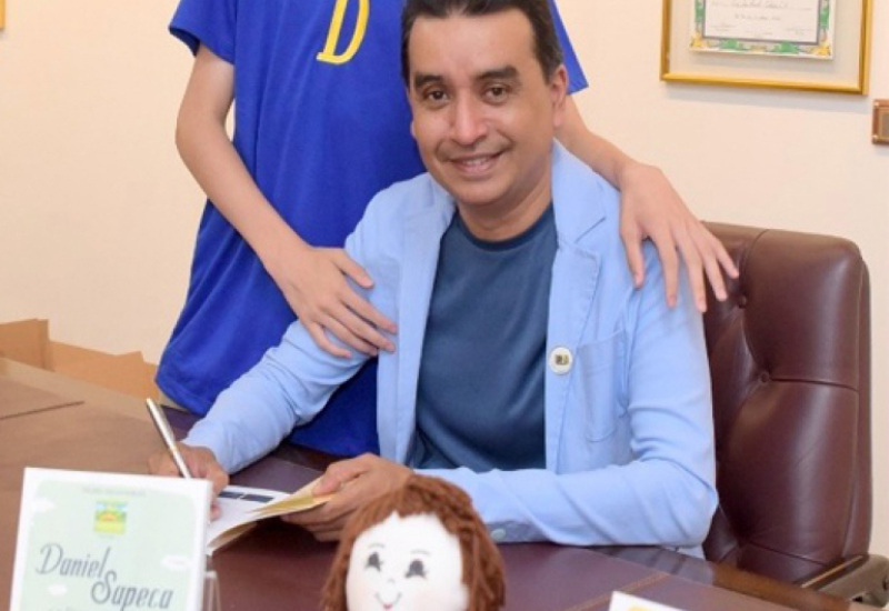 Daniel Sapeca encanta o imaginário da garotada