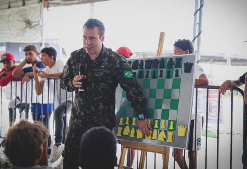 Em Roraima, estudantes recebem equipamentos de xadrez