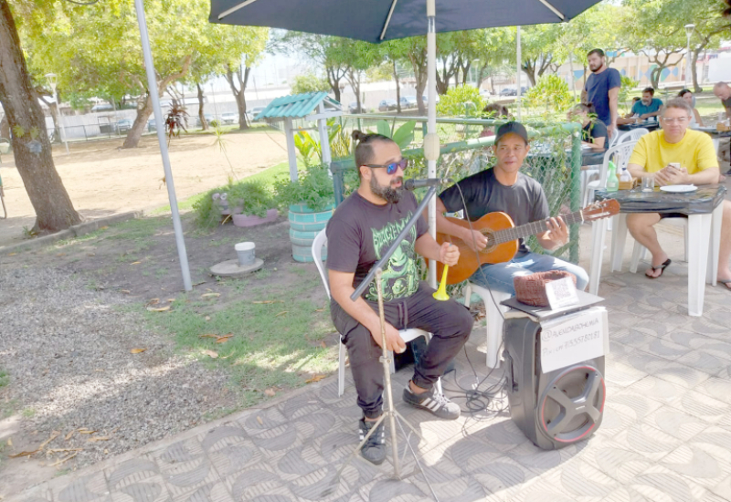 O ditador separa e a música junta